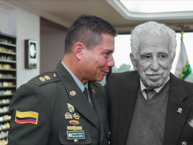 William Rincón, director de la Policía, junto a Víctor Mallarino, exdirector de la institución. Foto: Policía Nacional.