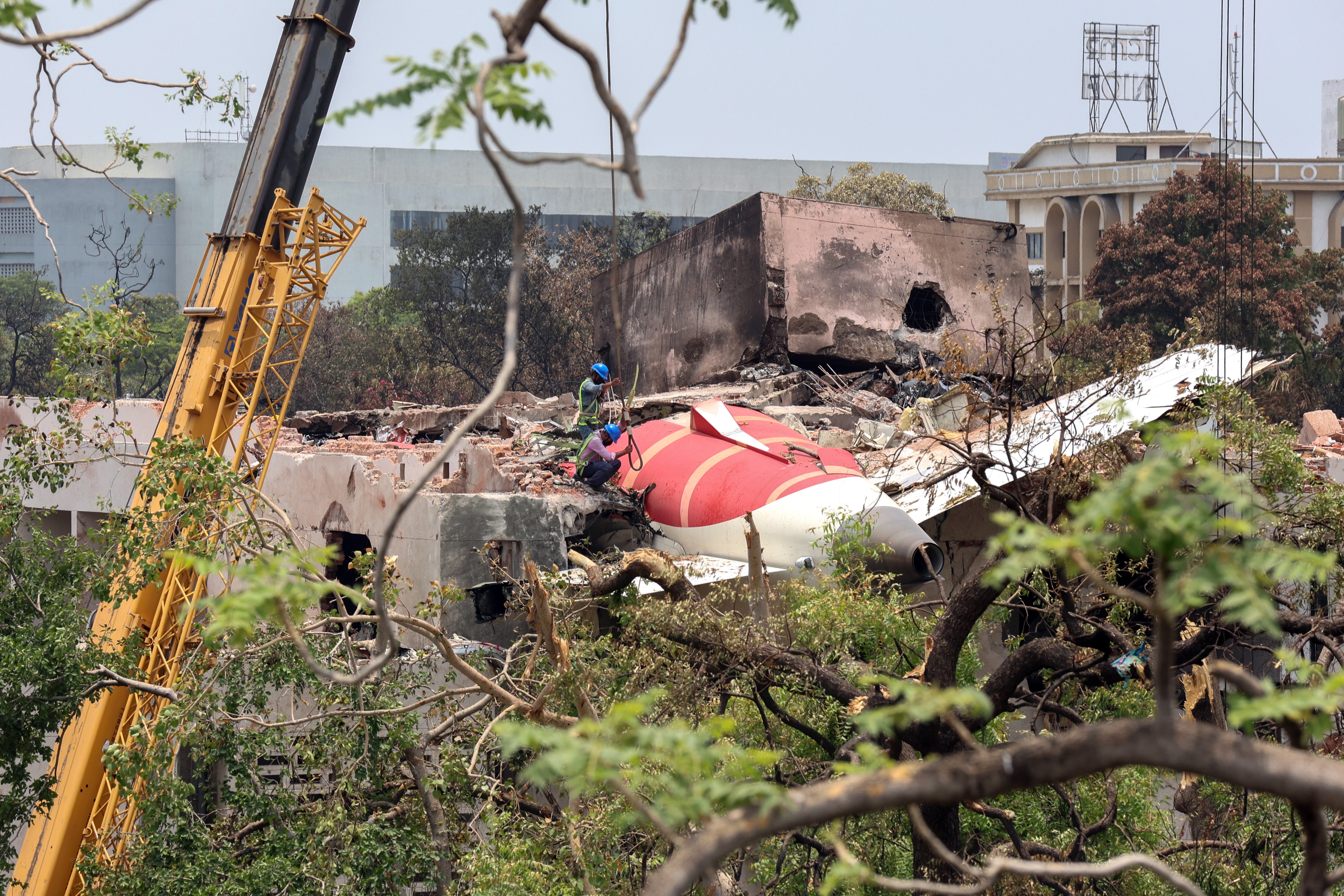 135 víctimas de la tragedia de Air India fueron identificados. (Londres) EFE/EPA/RAJAT GUPTA