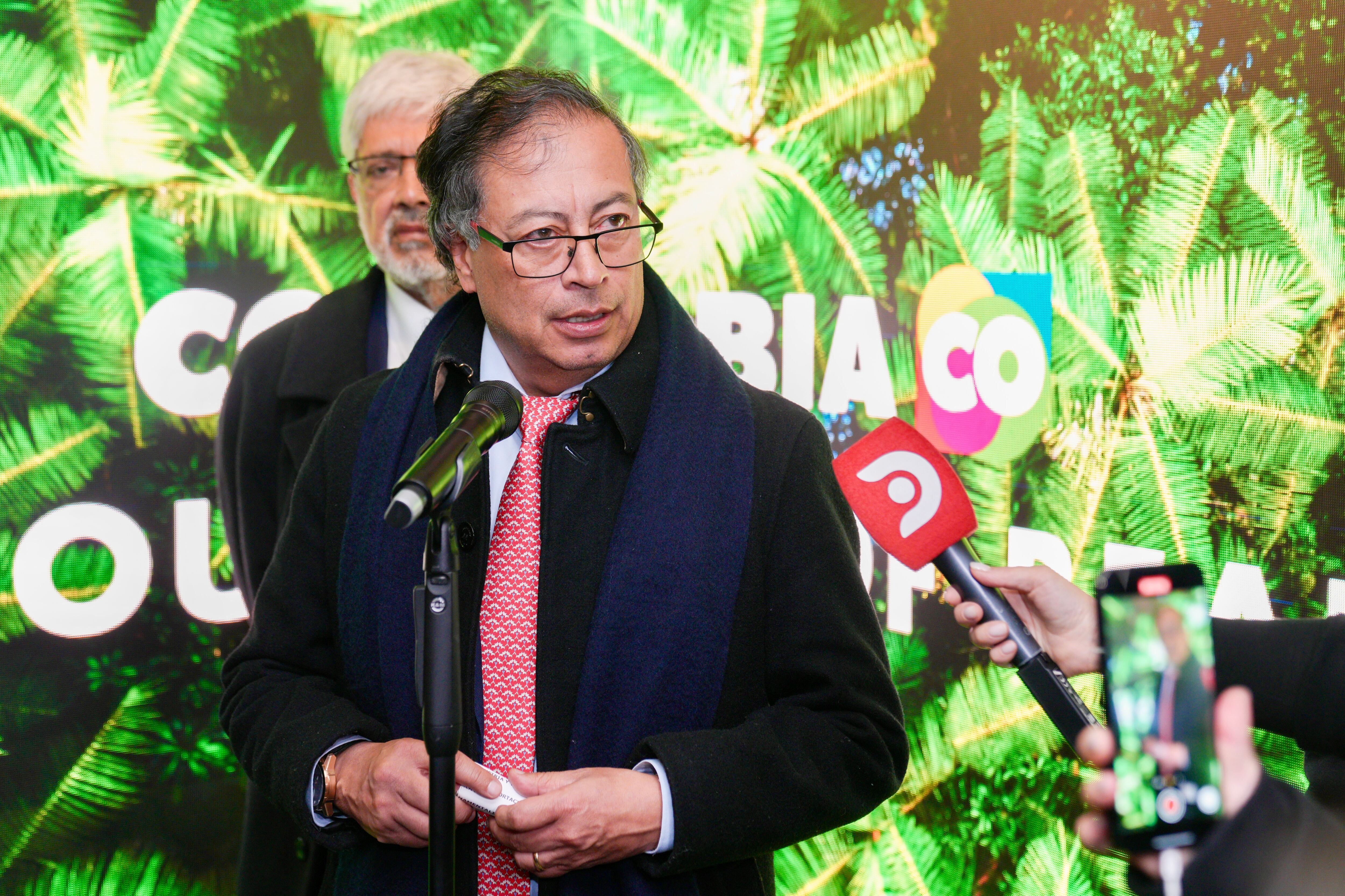 DAV400 DAVOS (SUIZA), 16/01/2024.- Fotografía cedida por la Presidencia de Colombia que muestra al mandatario colombiano, Gustavo Petro, mientras habla durante una rueda de prensa hoy en Davos (Suiza). Petro planteó este martes propuestas en el Foro Económico Mundial (WEF, sigla en inglés) de Davos para enfrentar la crisis climática, que considera que es "la madre de los problemas" que enfrenta el planeta. EFE/ Presidencia de Colombia /SOLO USO EDITORIAL SOLO DISPONIBLE PARA ILUSTRAR LA NOTICIA QUE ACOMPAÑA (CRÉDITO OBLIGATORIO)