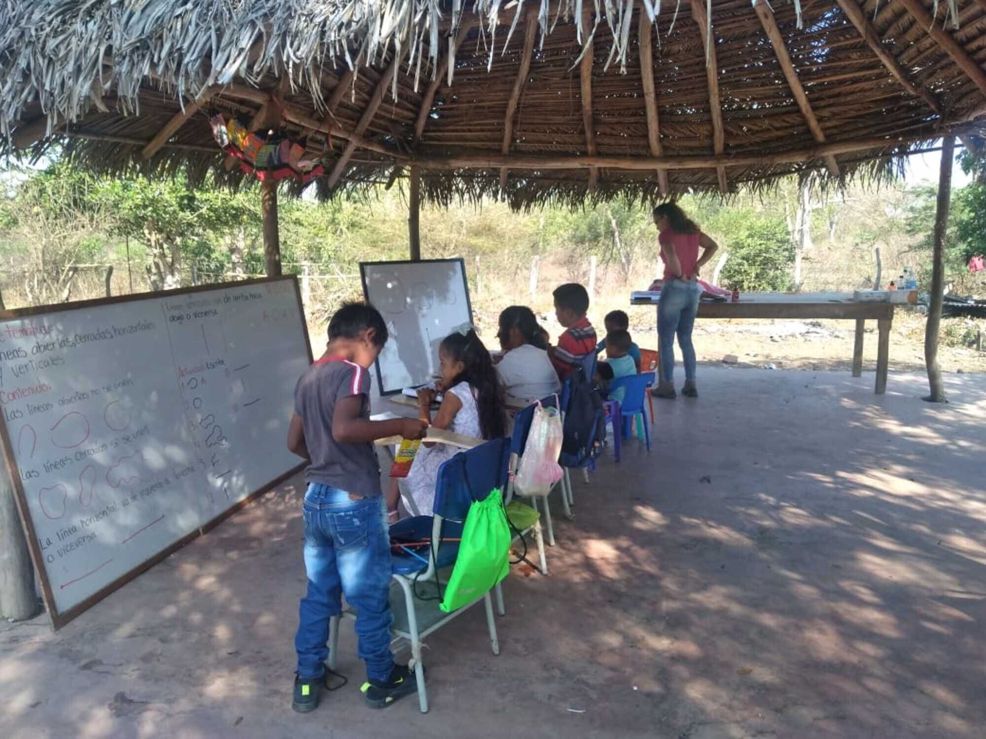 Así reciben las clases los menores de este corregimiento víctima del desplazamiento/ Leza Daza 