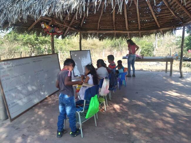 Así reciben las clases los menores de este corregimiento víctima del desplazamiento/ Leza Daza