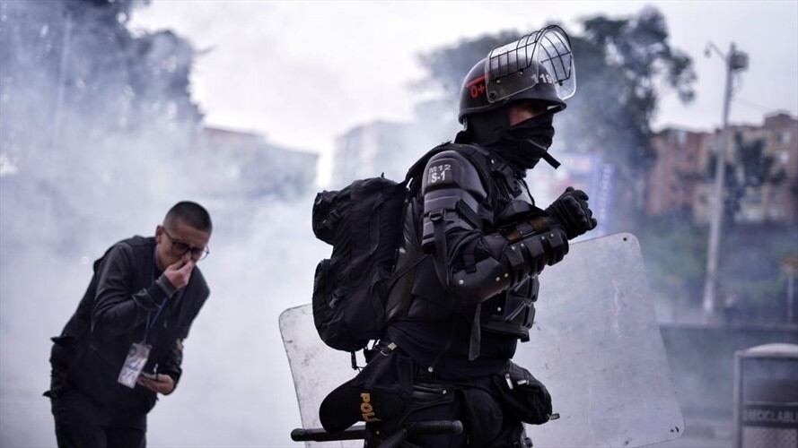 El Tribunal Superior de Bogotá dio vía libre al uso de gases lacrimógenos por parte de los miembros de la Policía Nacional para controlar las manifestaciones. Foto: Getty Images / DIEGO CUEVAS