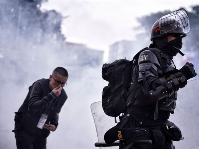 El Tribunal Superior de Bogotá dio vía libre al uso de gases lacrimógenos por parte de los miembros de la Policía Nacional para controlar las manifestaciones. Foto: Getty Images / DIEGO CUEVAS