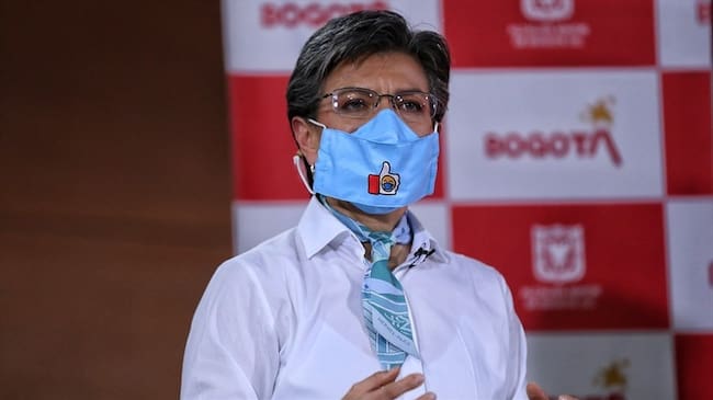 Claudia López rechazó la decisión del Gobierno Nacional de no exigir la prueba PCR para detectar el COVID-19 a los viajeros que ingresan a Colombia. Foto: Colprensa / CAMILA DÍAZ