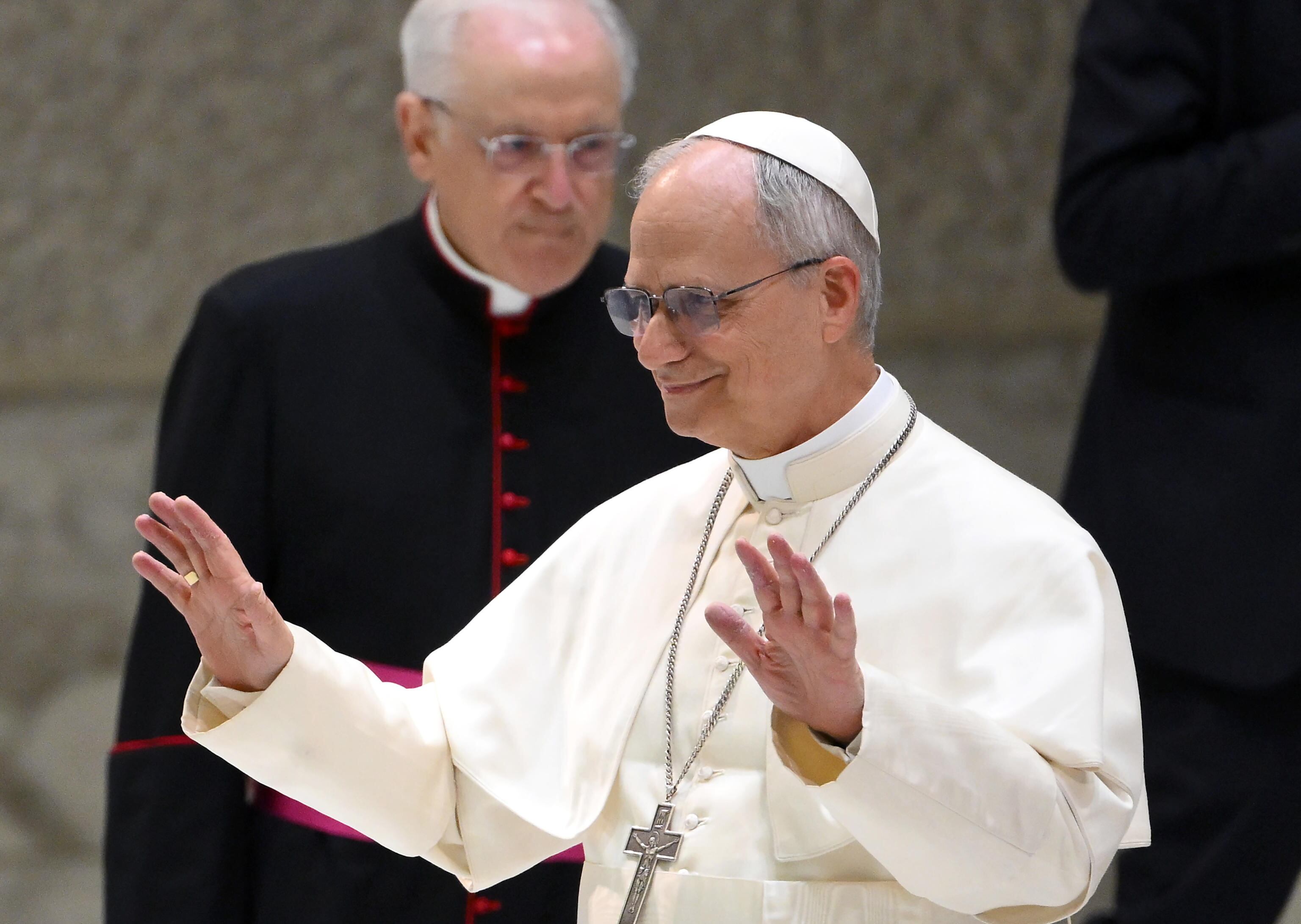El Papa León XIV llega a una audiencia con miembros de los medios de comunicación en el Aula Pablo VI de la Ciudad del Vaticano. FOTO: EFE/ Ettore Ferrari