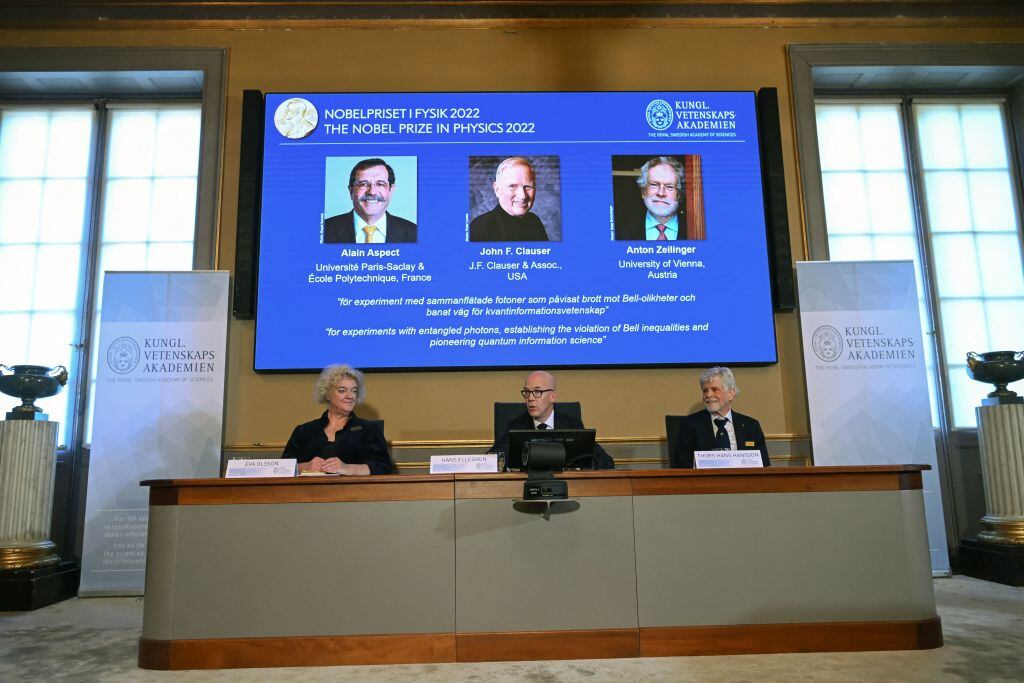 Los científicos Alain Aspect, John F. Clauser y Anton Zeilingier fueron distinguidos con el Premio Nobel de Física. Foto: Jonathan NACKSTRAND / AFP via Getty Images