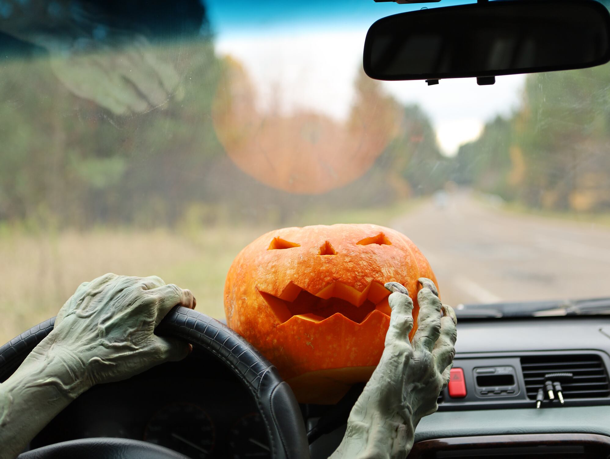 Vehículo decorado de Halloween.