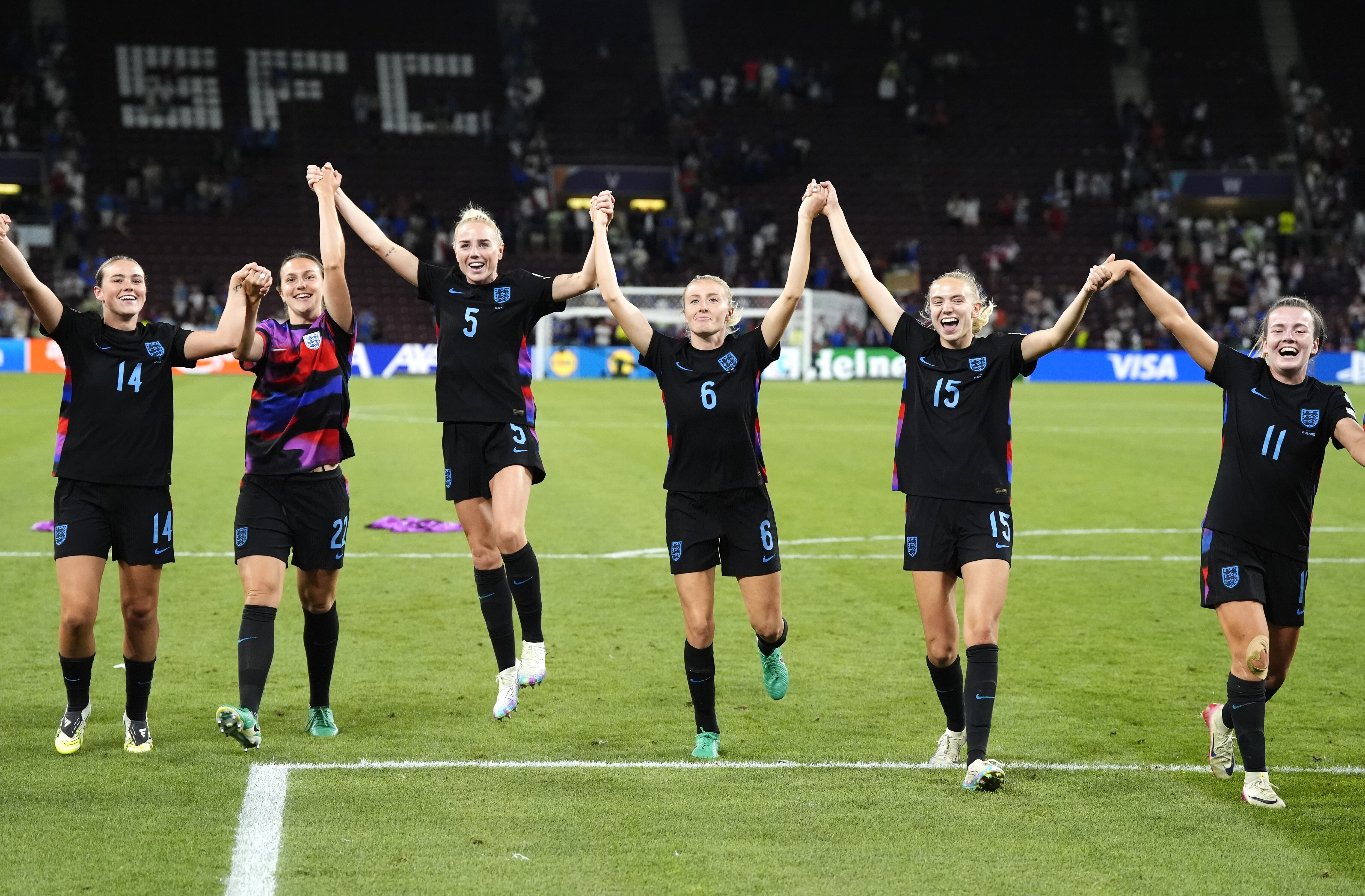 Jugadoras de Inglaterra celebran su pase a la final de la Eurocopa 2025 tras vencer a Italia. FOTO: Nick Potts - Getty Images