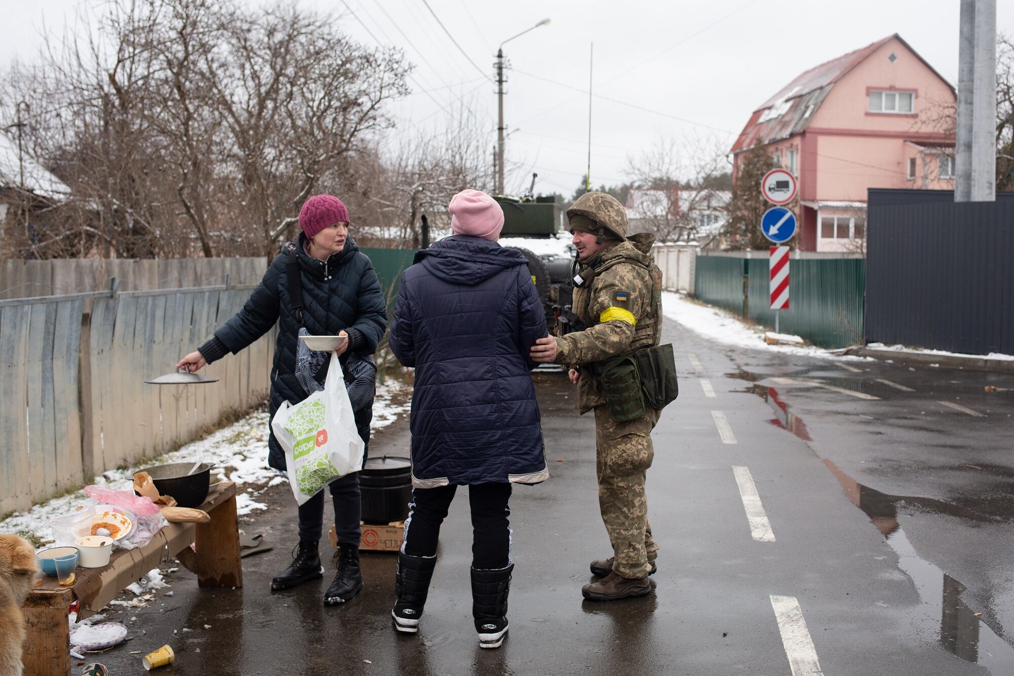 Pobladores de Irpín le brindan comida a soldados de Ucrania