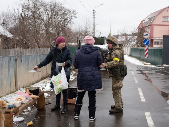 Pobladores de Irpín le brindan comida a soldados de Ucrania