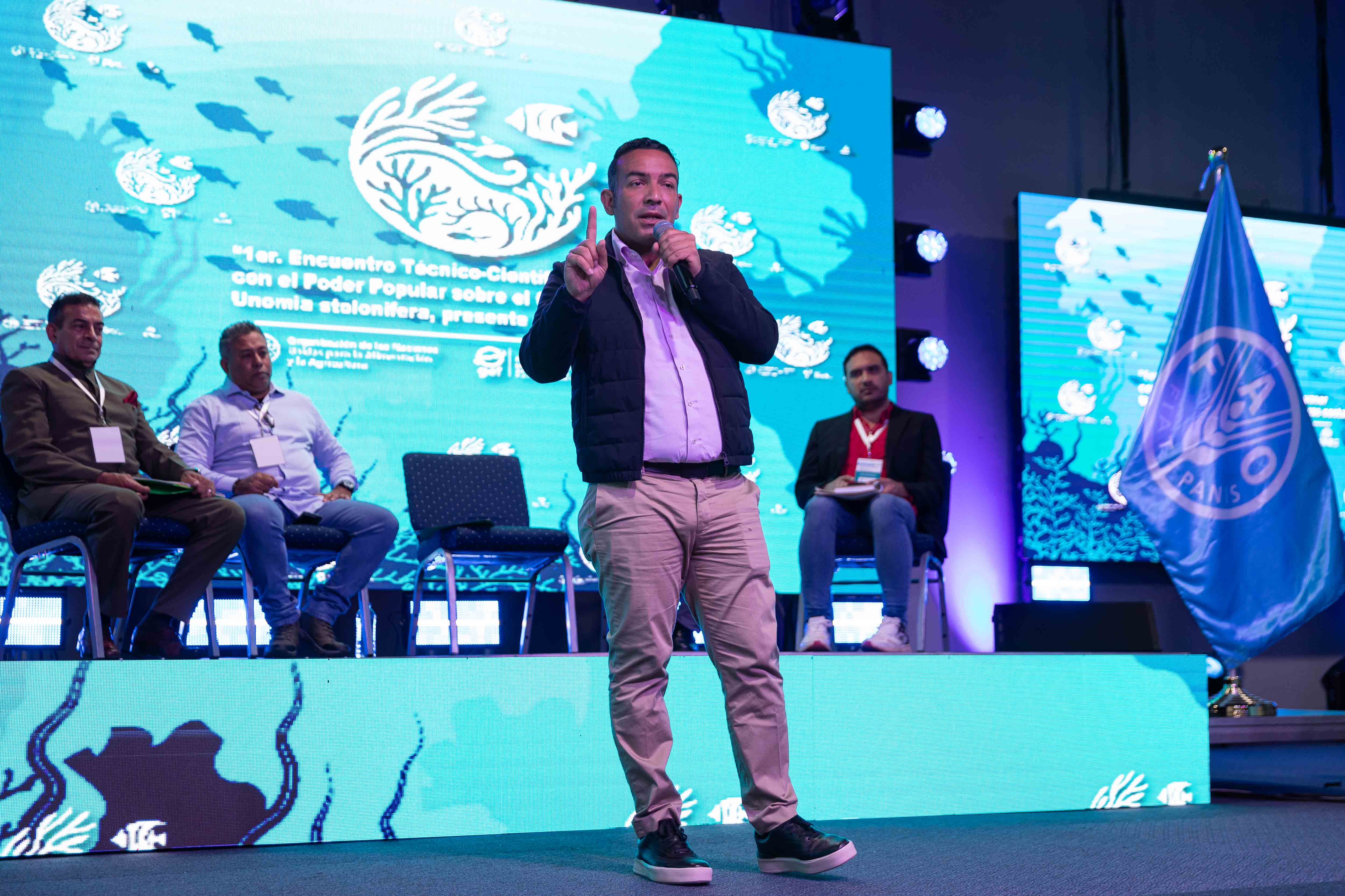 El ministro del Poder Popular para el Ecosocialismo, Josué Lorca, habla durante primer encuentro científico sobre el coral invasor, Unomia Stolofínera, el 20 de junio de 2024, en Anzoategui (Venezuela). Un coral llamado "unomia stolofínera", originario de Indonesia, invade silenciosamente la costa de Venezuela desde hace casi dos décadas, pero su rápida propagación ha comenzado a alterar actividades humanas como la pesca y el turismo, un problema que amenaza con extenderse por todo el Caribe. EFE/ Ronald Peña R