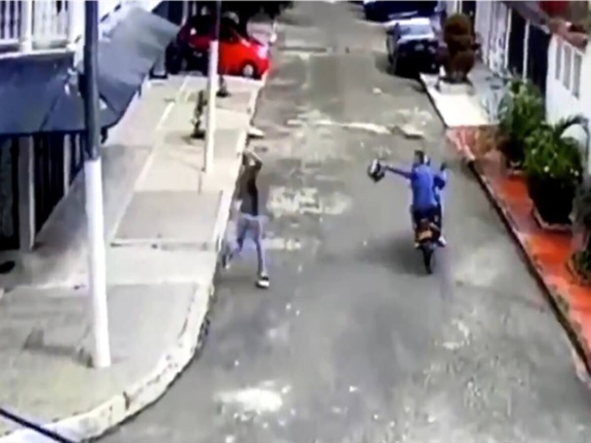 Pareja en motocicleta intentan robar a un bebé de los brazos de su madre en Villavicencio
