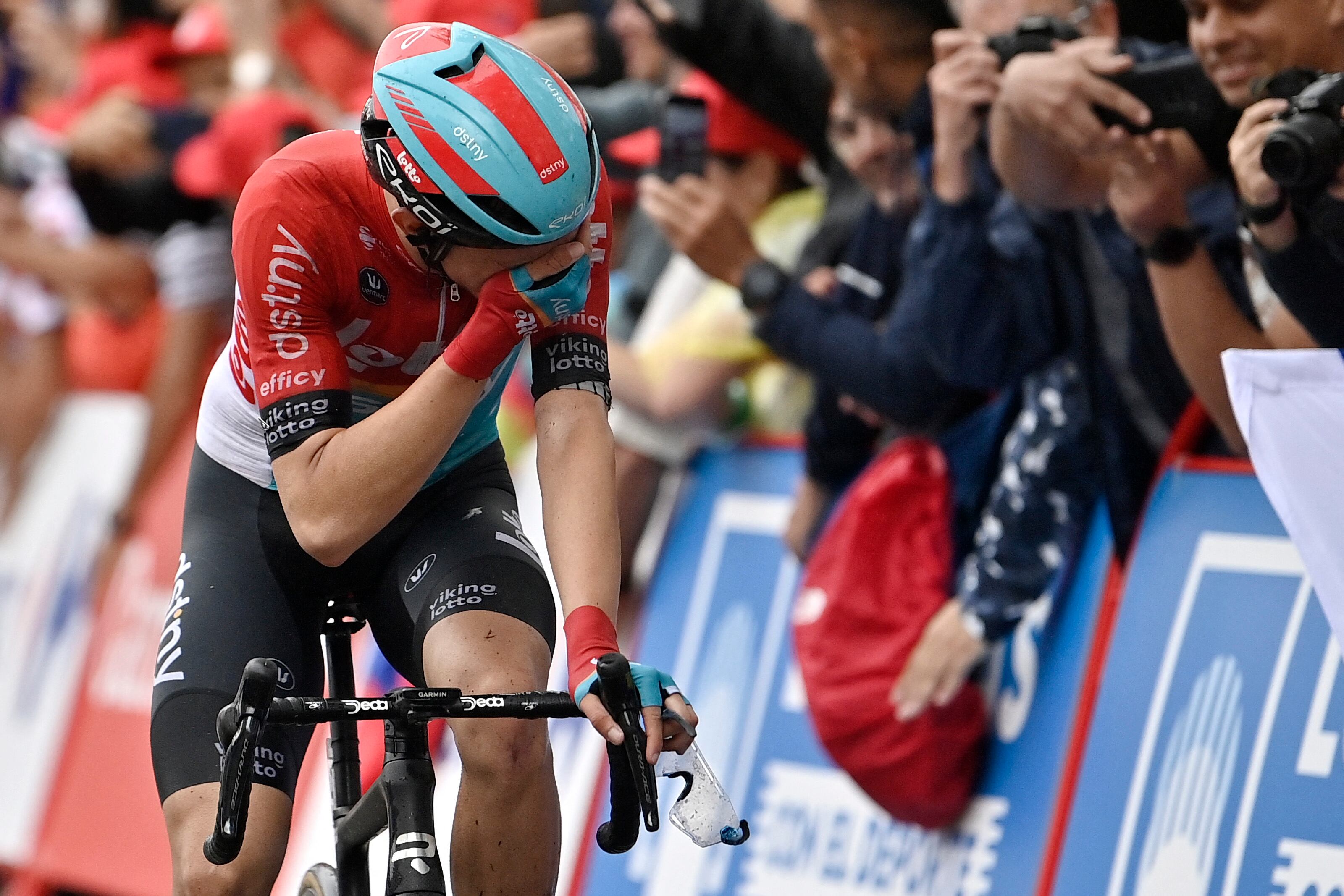 Andreas Kron llora emocionado tras ganar la segunda etapa de la Vuelta. (Foto: PAU BARRENA/AFP via Getty Images)