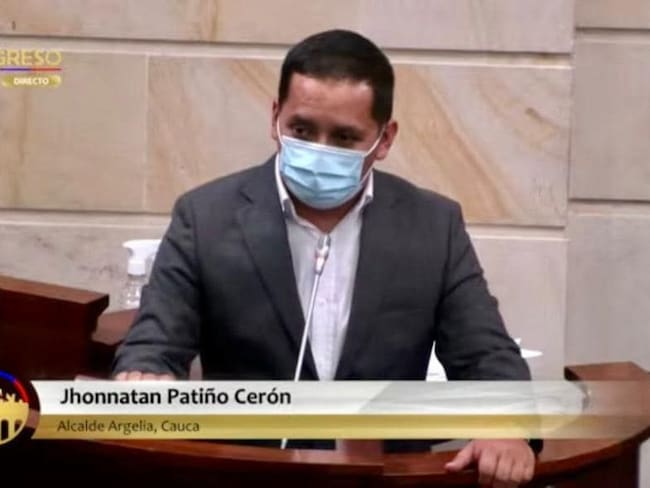 El alcalde de Argelia, Cauca, Jhonnatan Patiño participó en la reciente sesión del Senado de la República. Crédito: Alcaldía de Argelia.