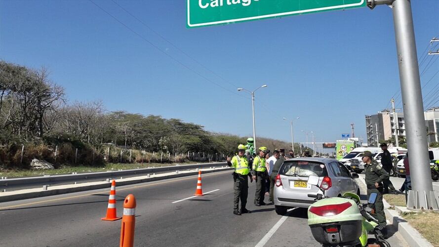 Autoridades de Barranquilla atendiendo plan éxodo en la vía al mar.. Foto: Cortesía Kiara Severiche