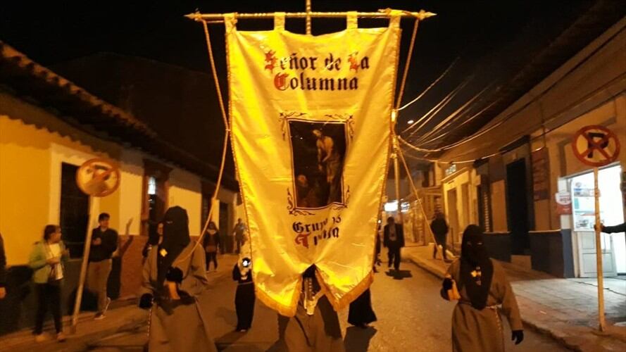 Los nazarenos recorrieron 17 cuadras con más de 600 kilos en sus hombros.. Foto: La W