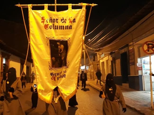 Los nazarenos recorrieron 17 cuadras con más de 600 kilos en sus hombros.. Foto: La W