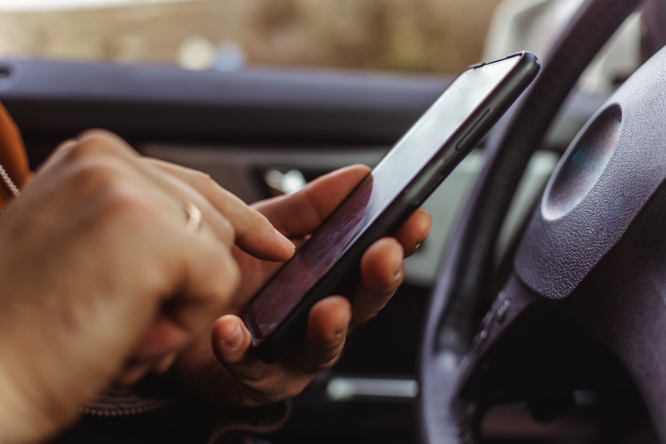 Usar el celular mientras conduce, imagen de referencia. Foto: Getty Images