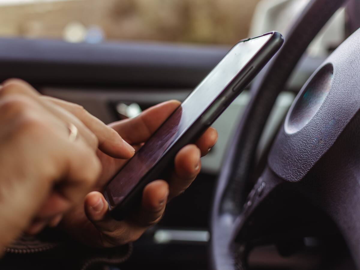 ¿Puede usar su teléfono en un semáforo en rojo? Código de policía y multa de SMLDV explicada
