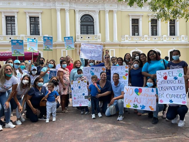 Padres de niños con autismo realizaron una protesta pacífica  frente a la Alcaldía de Santa Marta