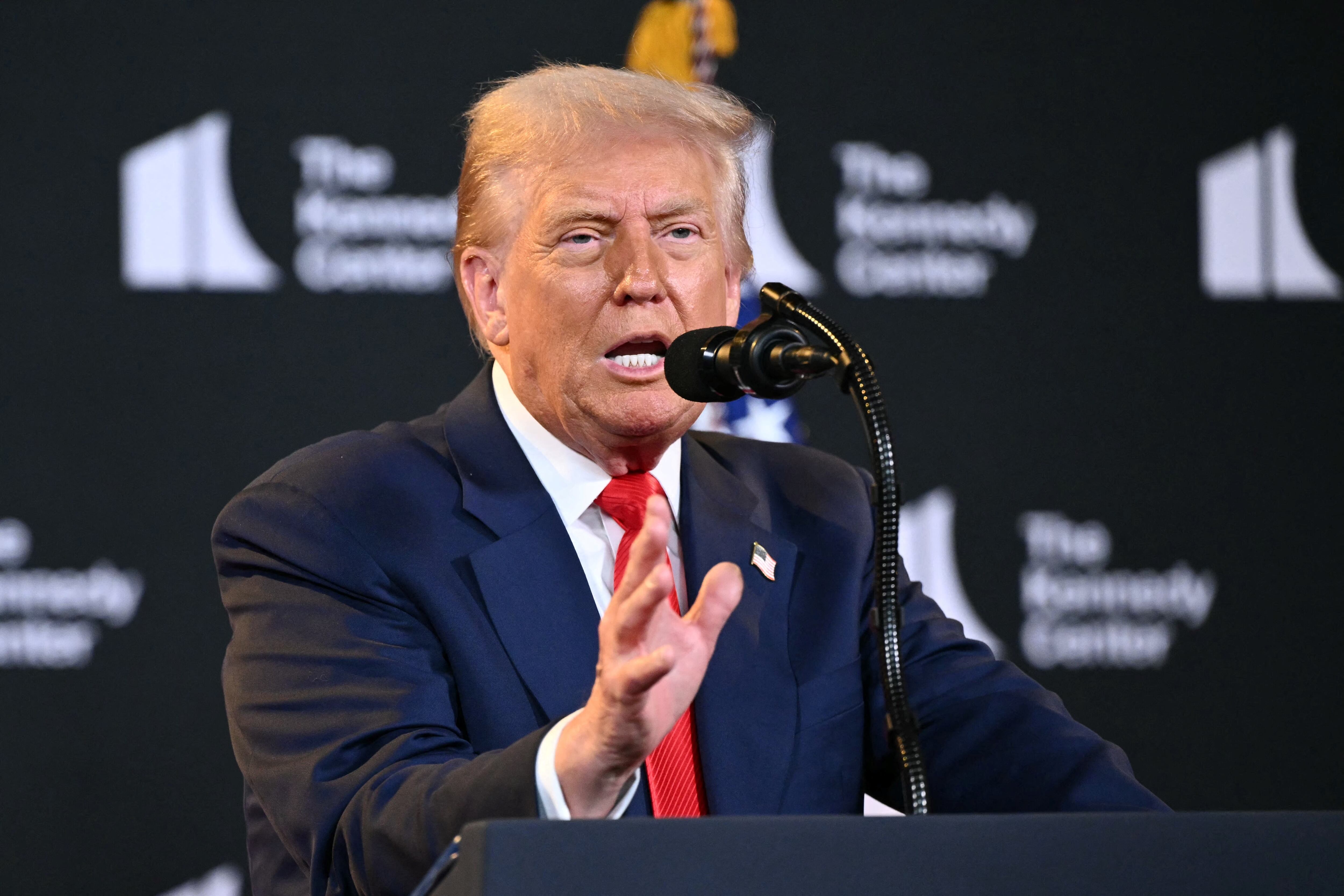 El presidente de EE. UU., Donald Trump, habla durante la presentación de los nominados a los Kennedy Center Honors el 13 de agosto de 2025, en el Kennedy Center de Washington D. C.. (Foto de MANDEL NGAN/AFP vía Getty Images)