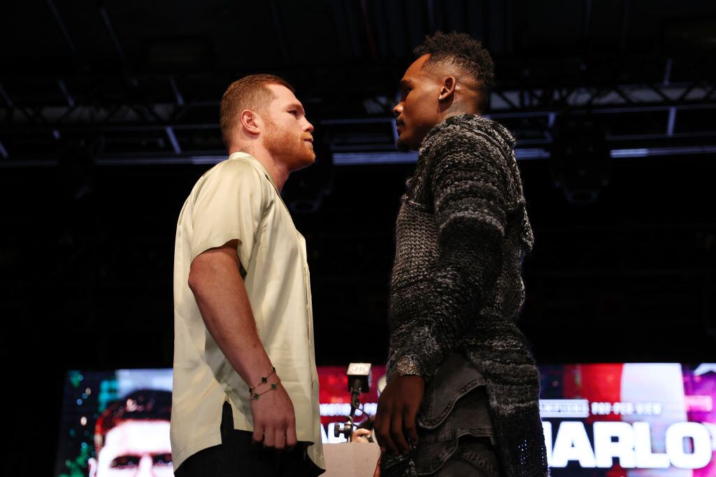 Canelo Álvarez (izquierda) y Jermell Charlo (derecha). Foto: Sarah Stier/Getty Images.