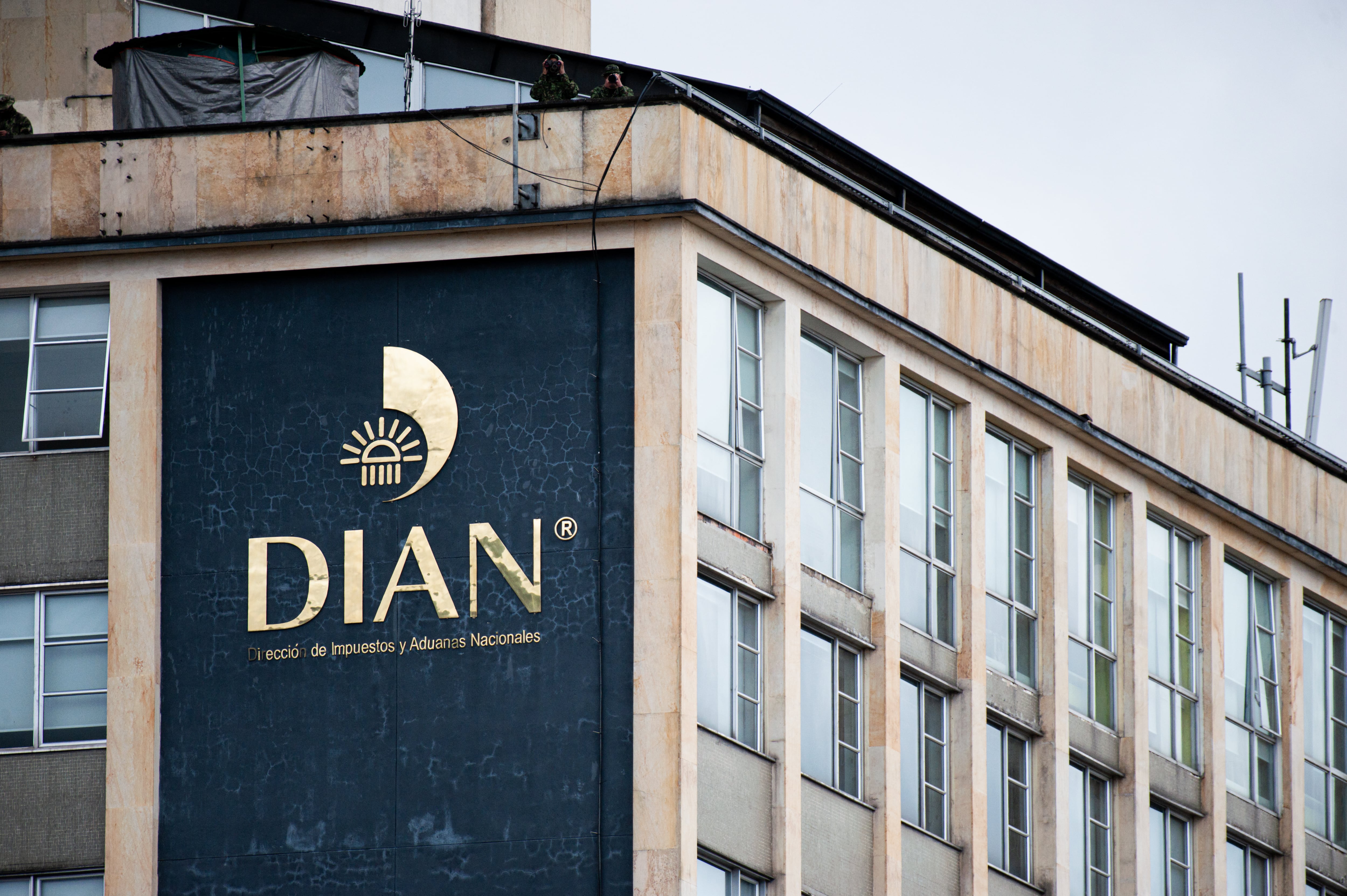 Edificio de la 'Oficina de impuestos y aduanas' de la DIAN en Bogotá, Colombia, el 1 de mayo de 2023. Foto: Sebastian Barros/NurPhoto a través de Getty Images.