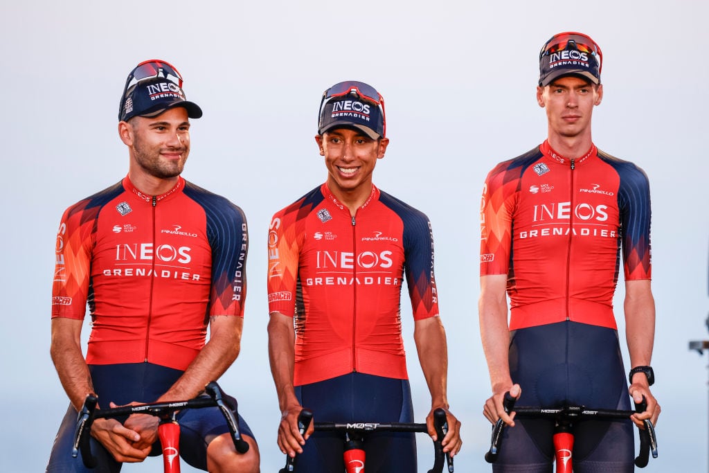 Laurens De Plus, Egan Bernal y Thymen Arensman durante la presentación del equipo Ineos en la Vuelta a España 2023 (Foto: Gongora/NurPhoto via Getty Images)