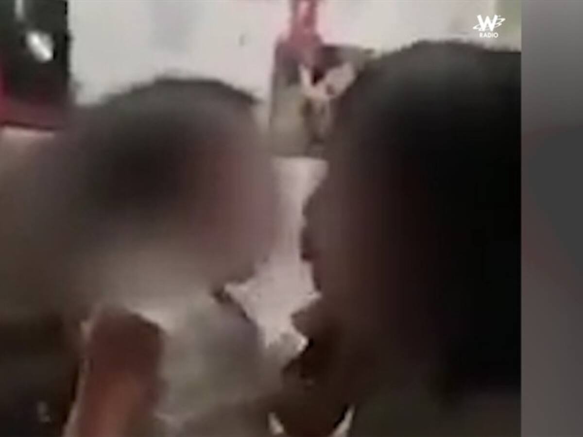 El sobrecogedor video de niñas fumando marihuana y dándole a una niña más pequeña