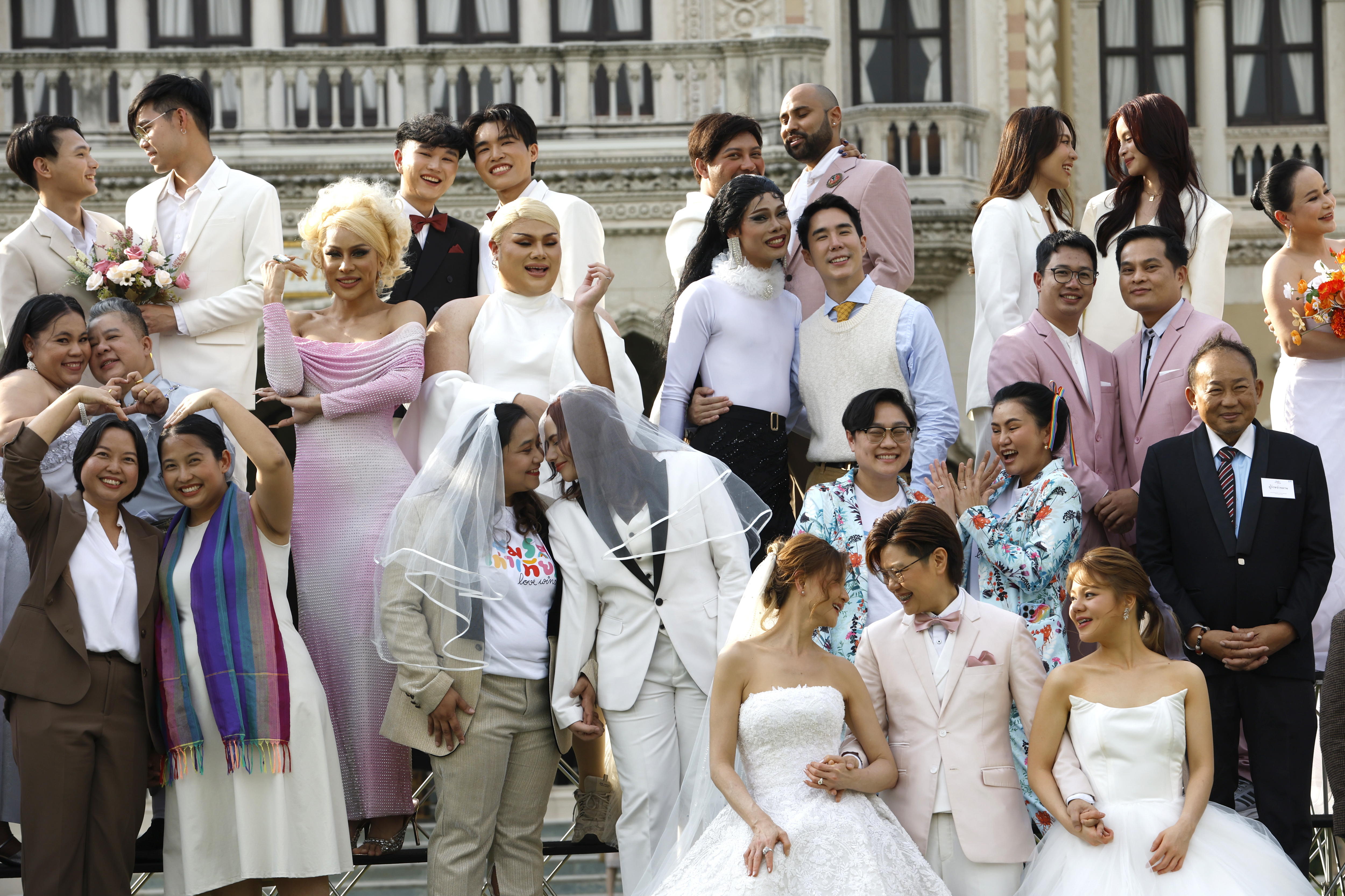 Bangkok (Tailandia), 15/01/2025.- Parejas del mismo sexo posan durante una sesión fotográfica en la Casa de Gobierno de Bangkok para promover la Ley de Igualdad Matrimonial.