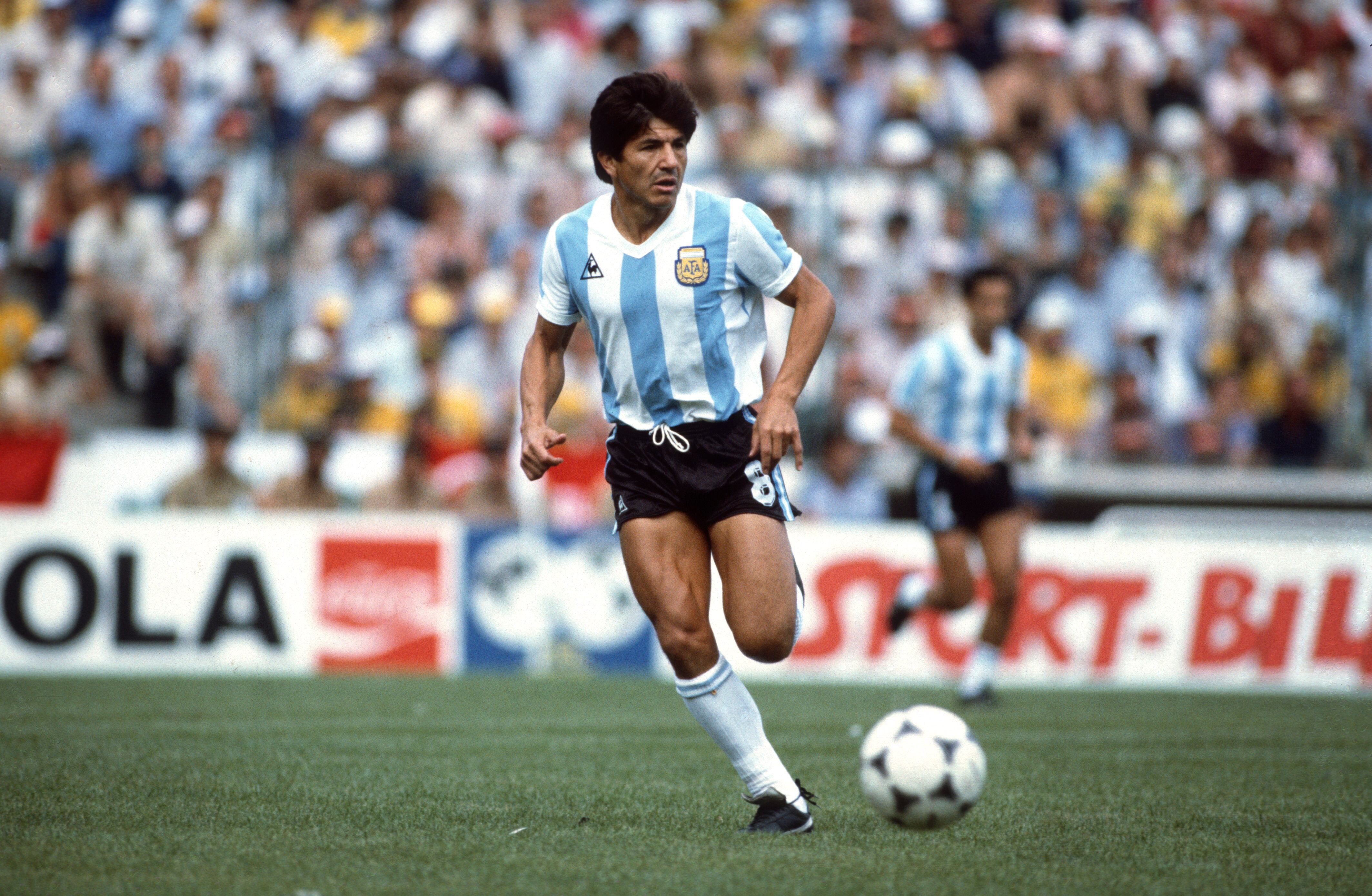 Defensor argentino Luis Galvan durante un partido en el Mundial de la FIFA de 1982. FOTO: Mark Leech/Offside/Getty Images