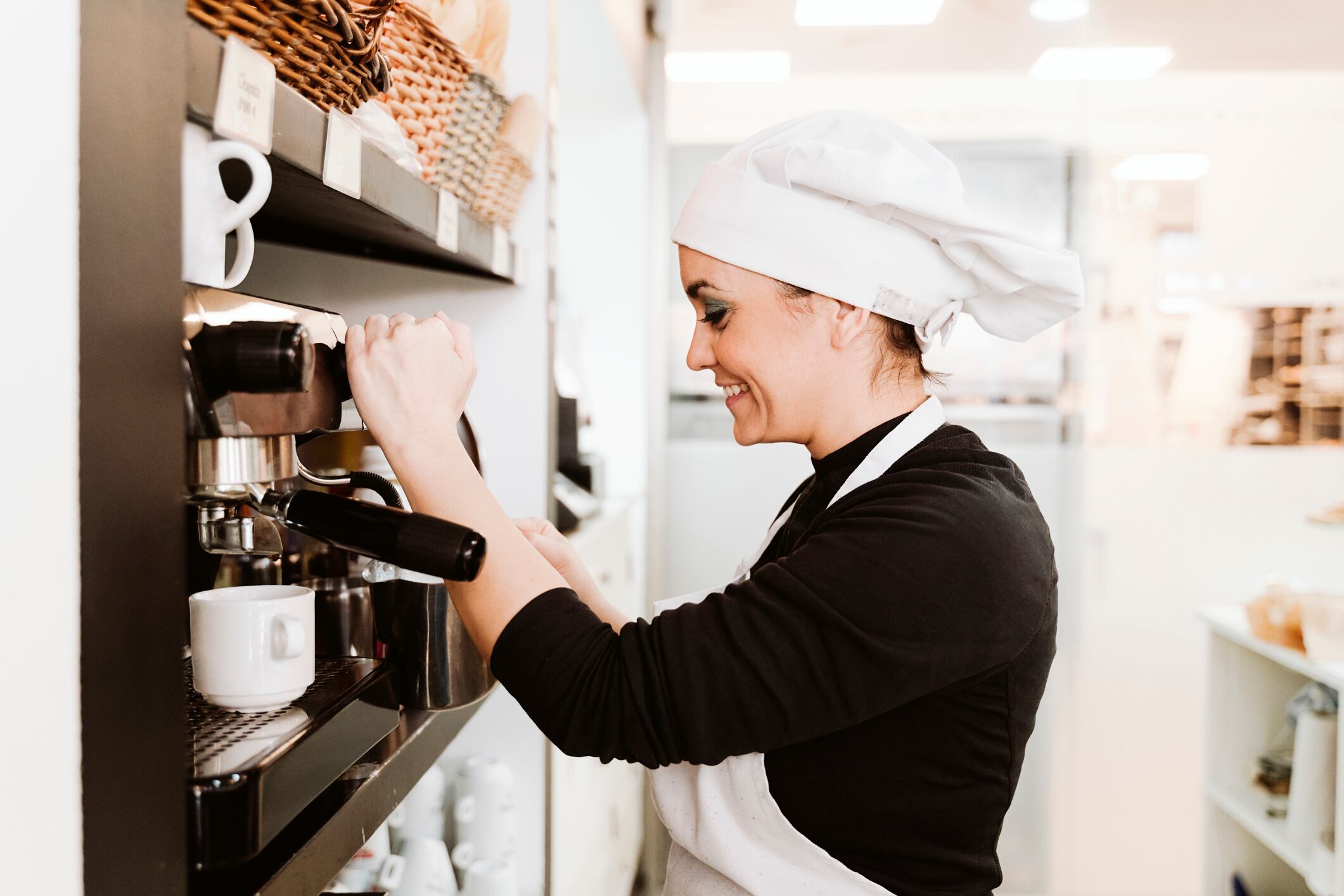 Mujer trabajando en restaurante // foto de referencia Getty Images