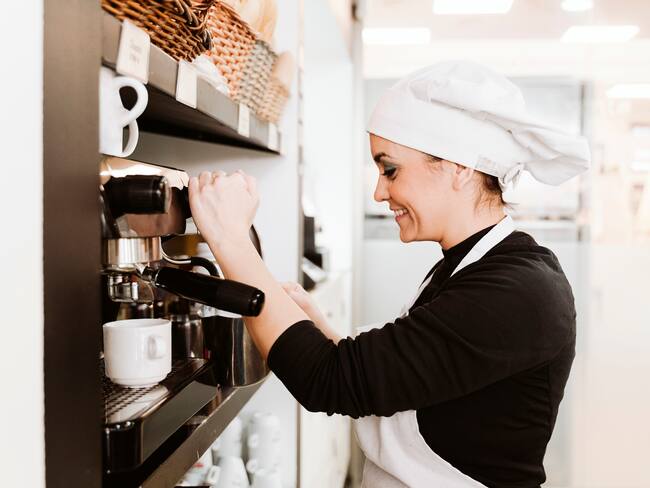 Mujer trabajando en restaurante // foto de referencia Getty Images