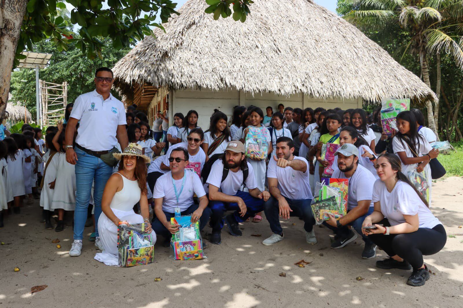 Entrega de kits escolares/ Alcaldía de Santa Marta