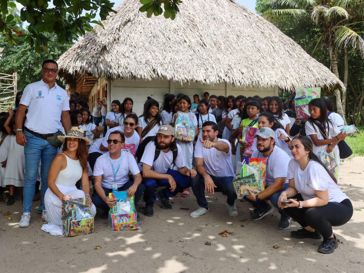 Niños del resguardo arhuaco Katansama, afectados por el invierno recibieron kits escolares