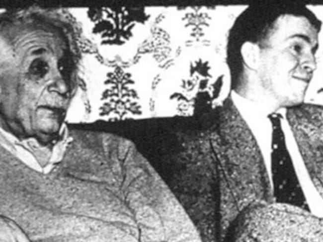 Foto: Albert Einstein y Laserna durante una reunión en Princenton. Foto: El Tiempo