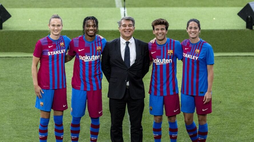 Con curioso diseño, el Barcelona presentó su nueva camiseta. Foto: Getty Images