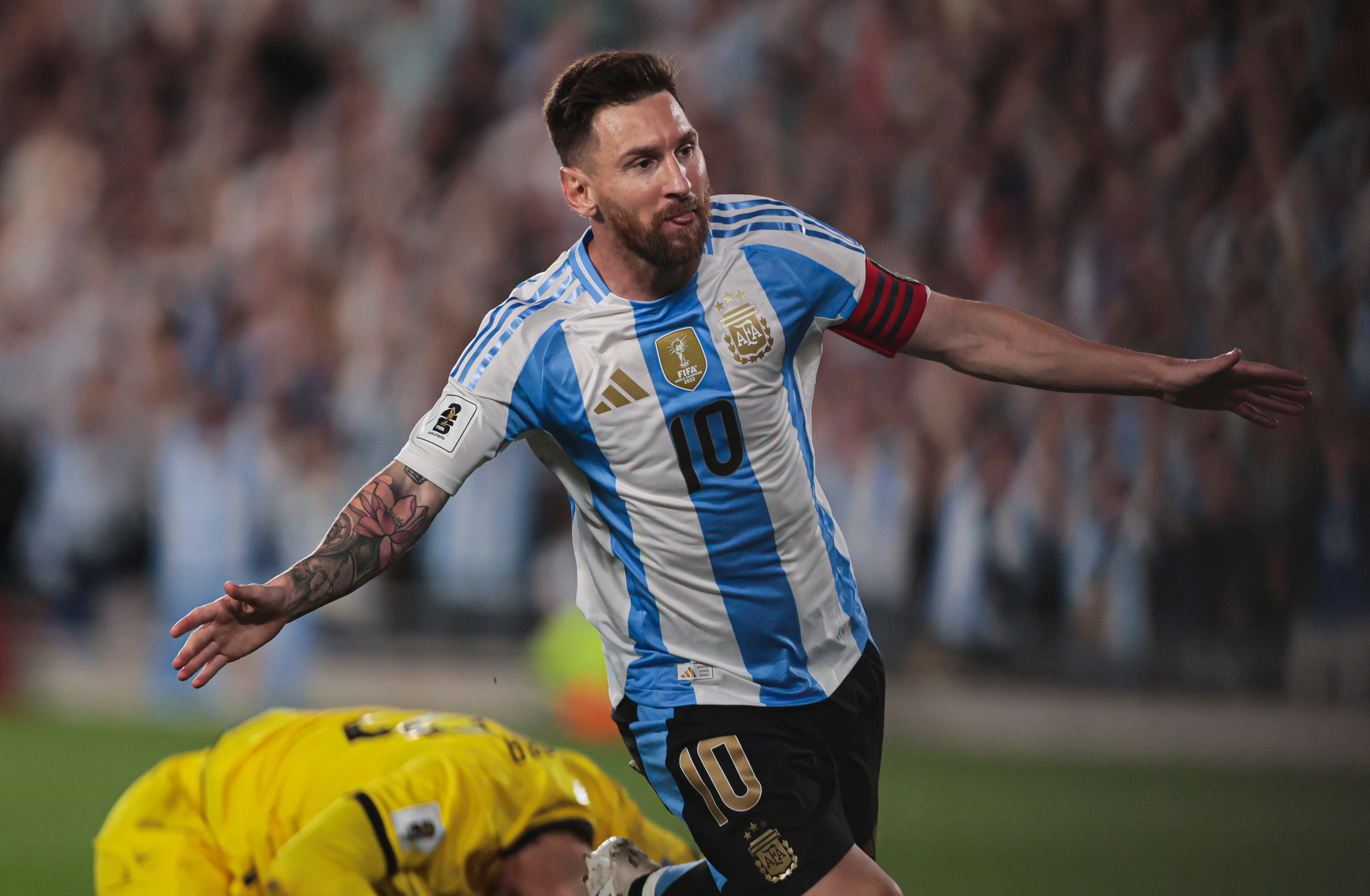Lionel Messi de Argentina celebra su gol este martes, en un partido de las eliminatorias sudamericanas para el Mundial de 2026 entre Argentina y Bolivia, en el estadio Más Monumental en Buenos Aires (Argentina). EFE/ Luciano González