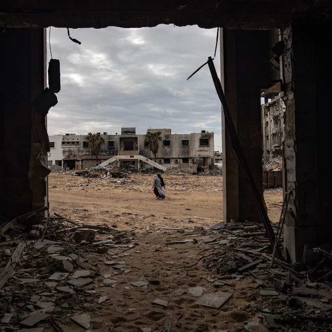 FOTODELDÍA GAZA, 05/02/2025.-Dos personas caminan entre los escombros del hospital dañado de Al-Shifa, en medio del alto el fuego entre Israel y Hamas, en la ciudad de Gaza, este miércoles. Israel y Hamas pusieron en práctica la primera fase de un acuerdo de liberación de rehenes y alto el fuego el 19 de enero de 2025. Más de 46.000 palestinos han sido asesinados en la Franja de Gaza, según el Ministerio de Salud palestino, desde que Israel lanzó una campaña militar en la Franja de Gaza.-EFE/ Haitham Imad
