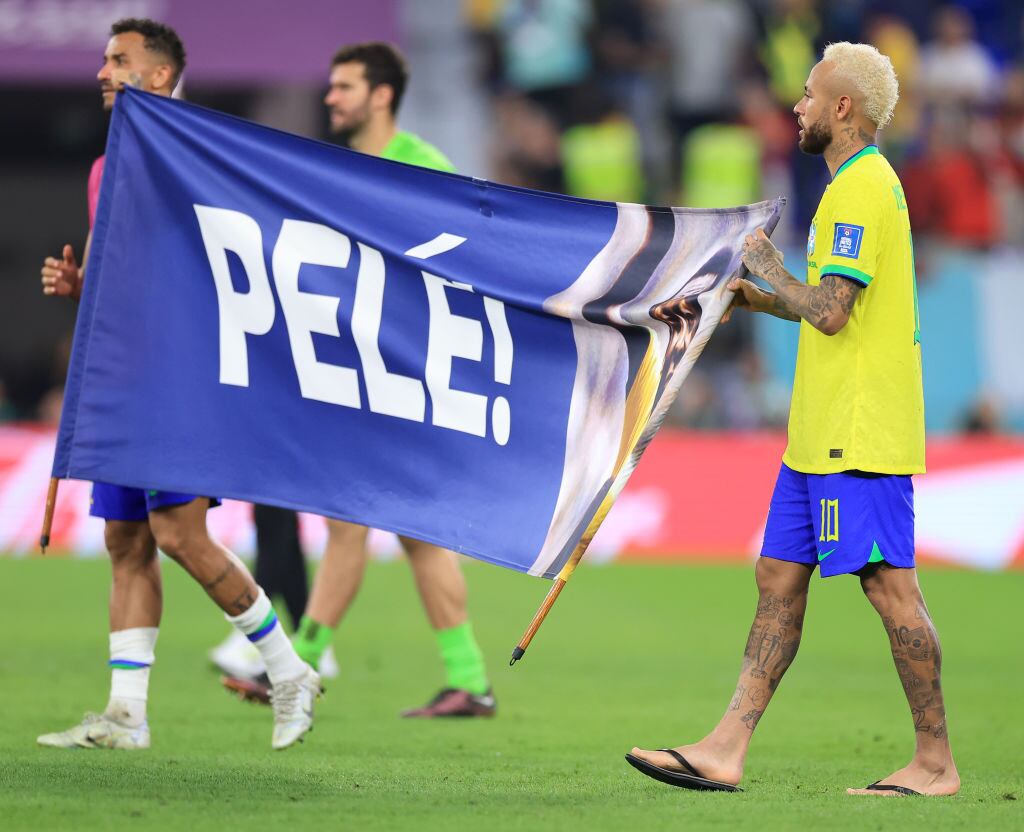 Neymar con la pancarta de apoyo a Pelé luego del partido frente a Corea del Sur por los octavos de final. Foto: Buda Mendes/Getty Images
