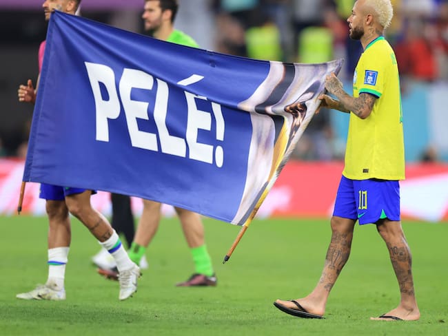 Neymar con la pancarta de apoyo a Pelé luego del partido frente a Corea del Sur por los octavos de final. Foto: Buda Mendes/Getty Images