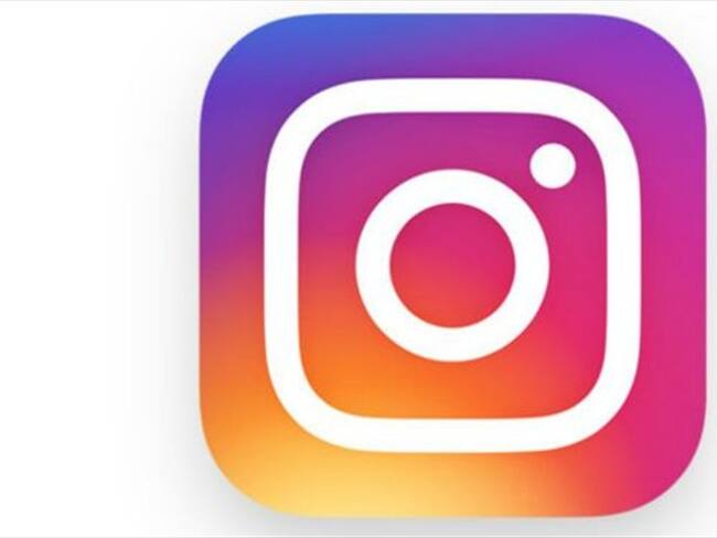 El nuevo logo incluye una cámara más simple, mientras que el arcoíris se mantiene en la gradación de colores. Foto: BBC Mundo.