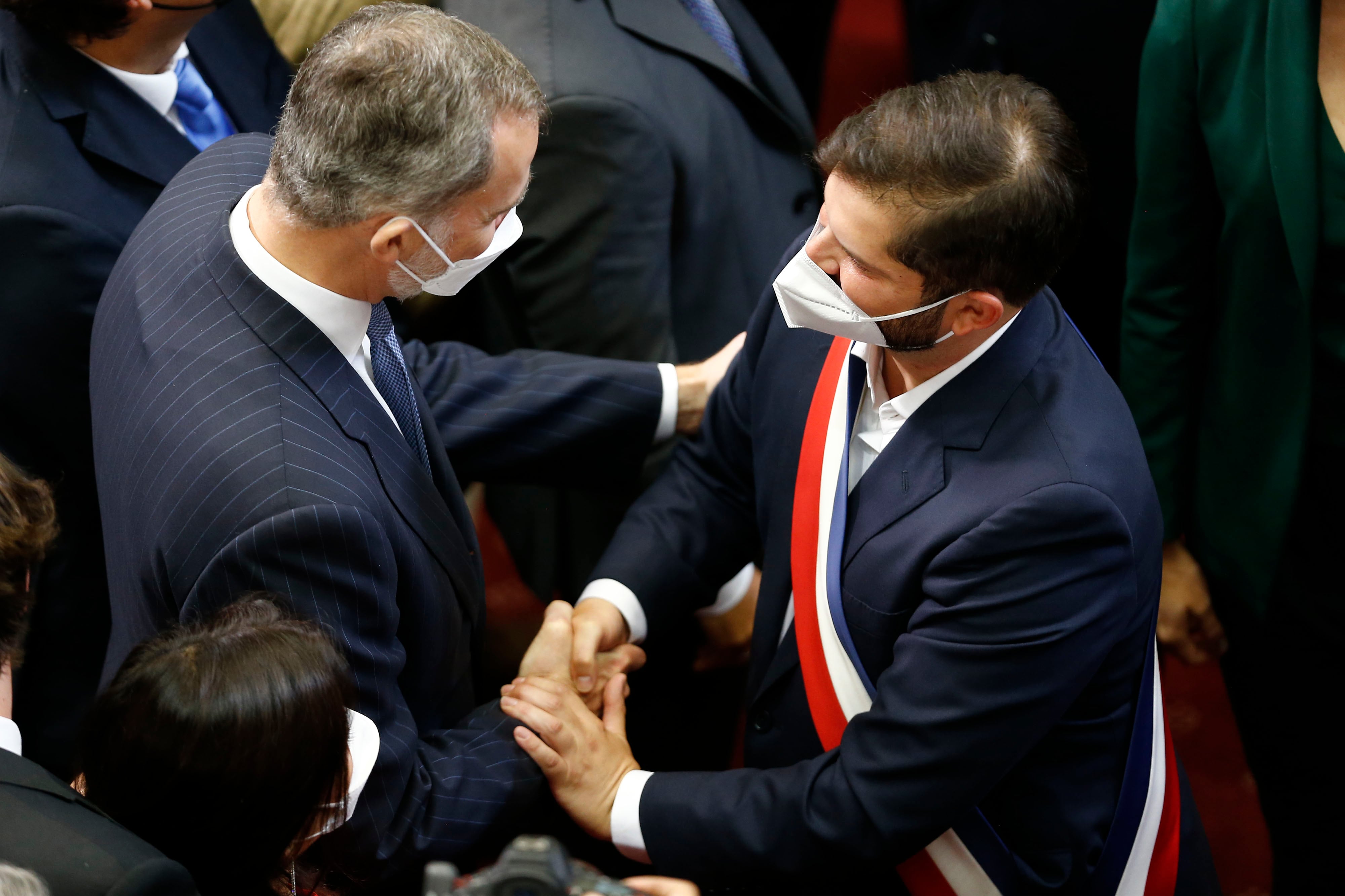 VALPARAISO, CHILE - MARCH 11: New President of Chile Gabriel Boric (R) greets King Felipe VI of Spain after the presidential inauguration ceremony at the National Congress on March 11, 2022 in Valparaiso, Chile. (Photo by Marcelo Hernandez/Getty Images)
