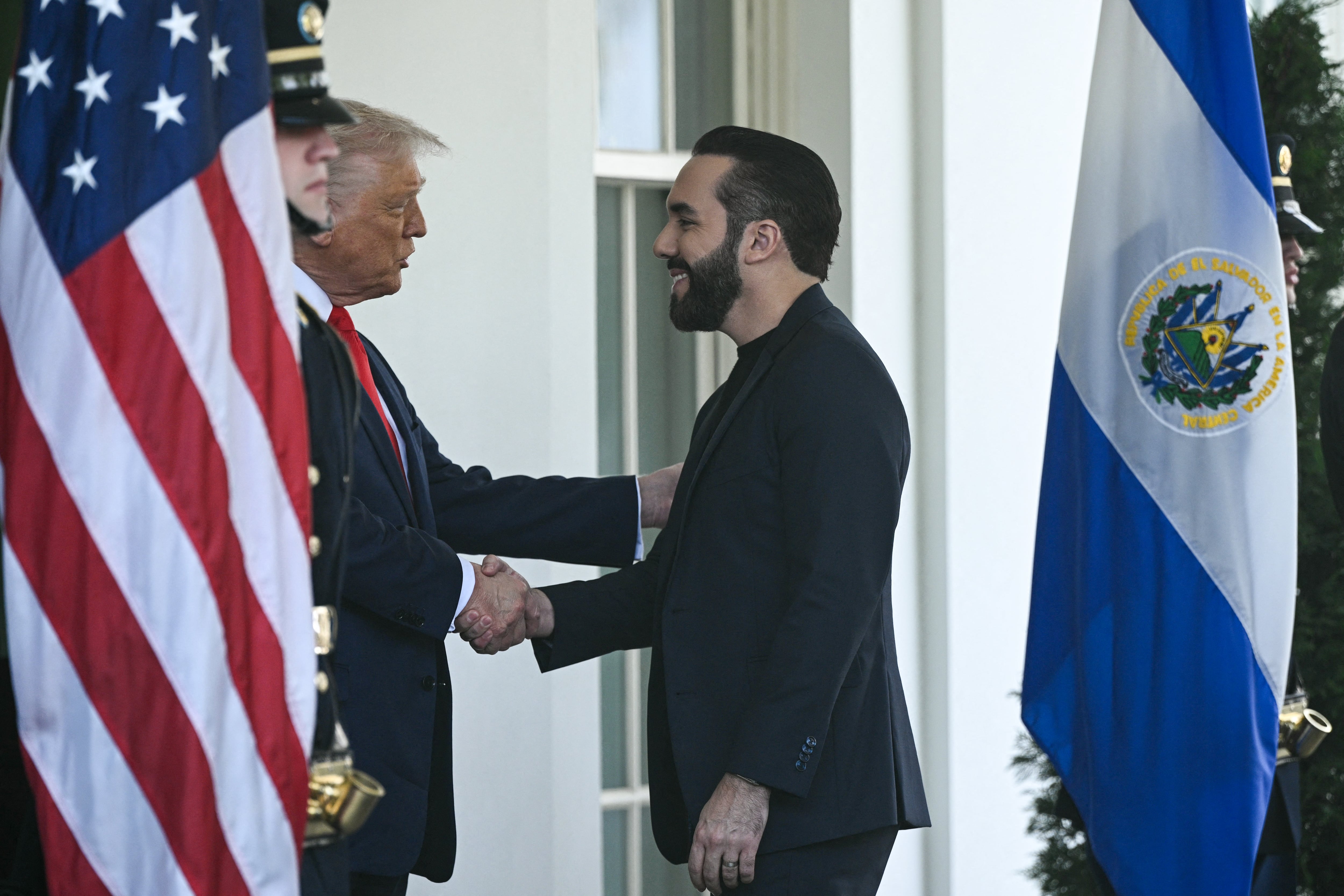 Presiente estadounidense Donald Trump y su homólogo de El Salvador, Nayib Bukele en la Casa Blanca. FOTO: BRENDAN SMIALOWSKI/AFP via Getty Images