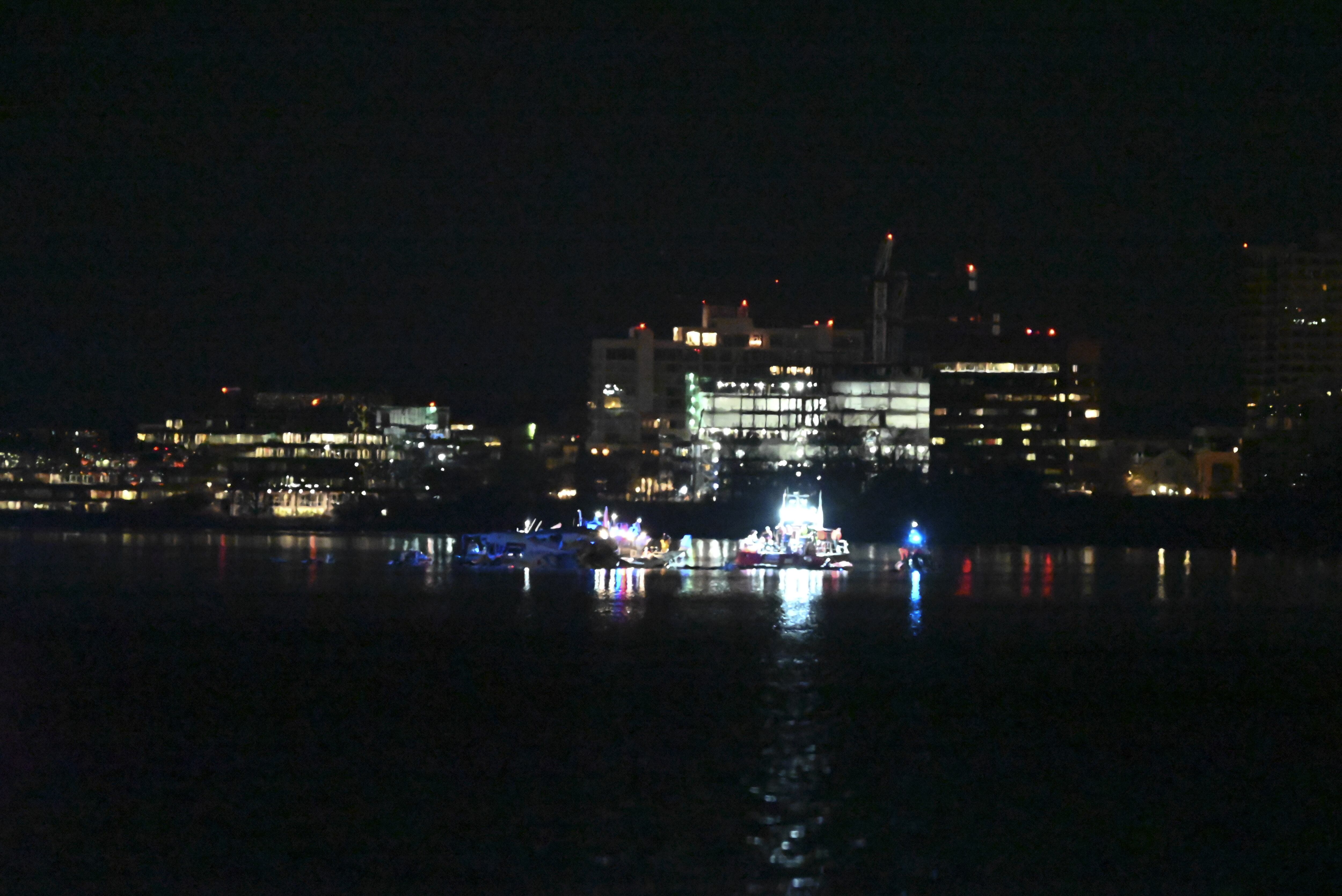WASHINGTON DC, ESTADOS UNIDOS - 30 DE ENERO: Vista del avión de American Airlines en el agua tras colisionar en pleno vuelo con un helicóptero militar y estrellarse en el río Potomac. Getty Images / Kyle Mazza