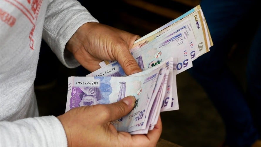 Dinero colombiano. Foto: Ricardo Vallejo / EyeEm / Getty Images