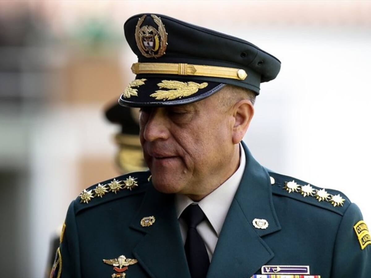 Fiscalía cita al comandante de las Fuerzas Militares por escándalo de "chuzadas"