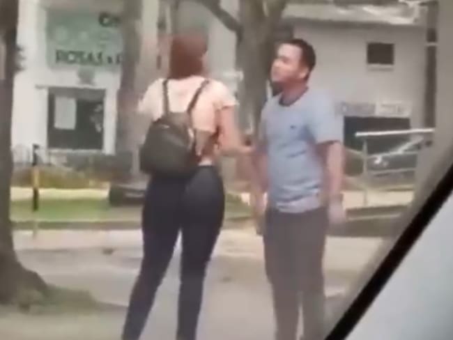 Hombre golpea a una mujer en las calles de Cali / Foto: Captura de video