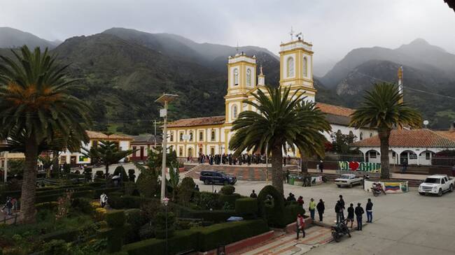 Tras el minuto de silencio y los respectivos honores militares, se precisó que el cuerpo del uniformado fue sepultado en el cementerio central del municipio de Chita.. Foto: W