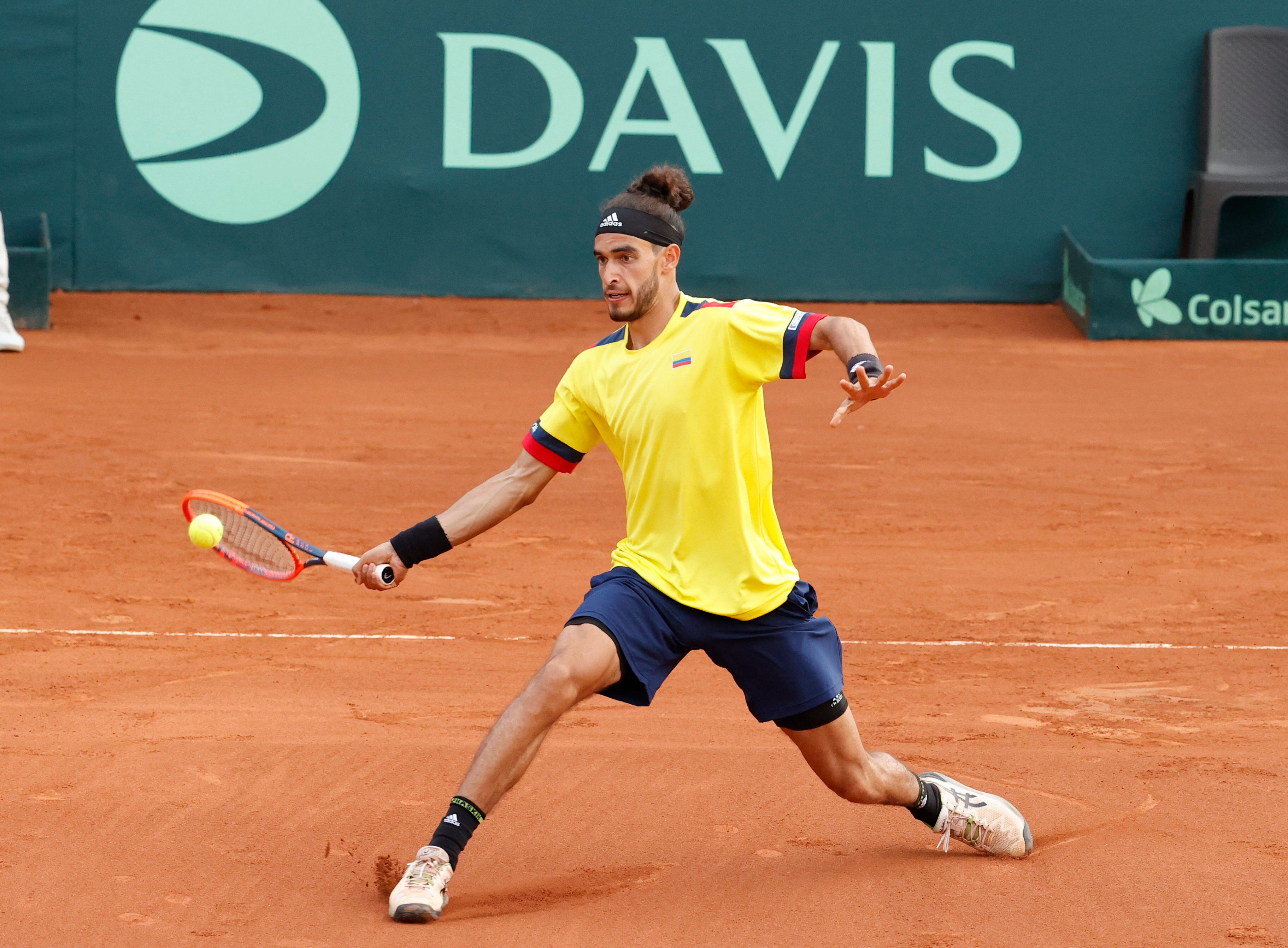 . BOGOTÁ (COLOMBIA), 03/02/2024.- Adria Soriano de Colombia devuelve una bola ante Chris Rodesch de Luxemburgo hoy, durante un juego de la Copa Davis en Bogotá (Colombia). EFE/Mauricio Dueñas Castañeda
